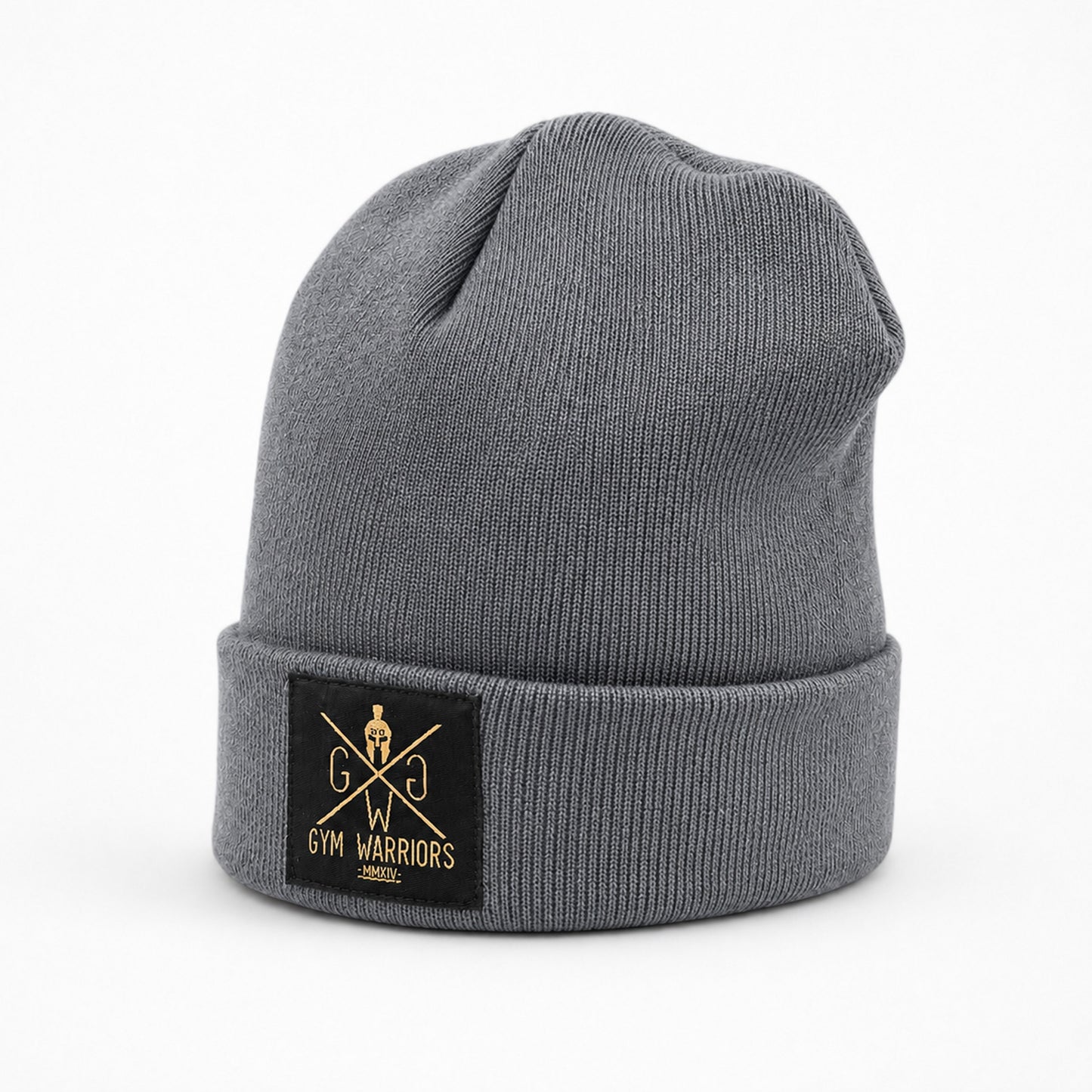 Graue Gym Mütze von schräg vorn – Beanie von Gym Generation aus feinem Rippstrick mit umgeschlagenem Bund und goldenem Logo-Patch