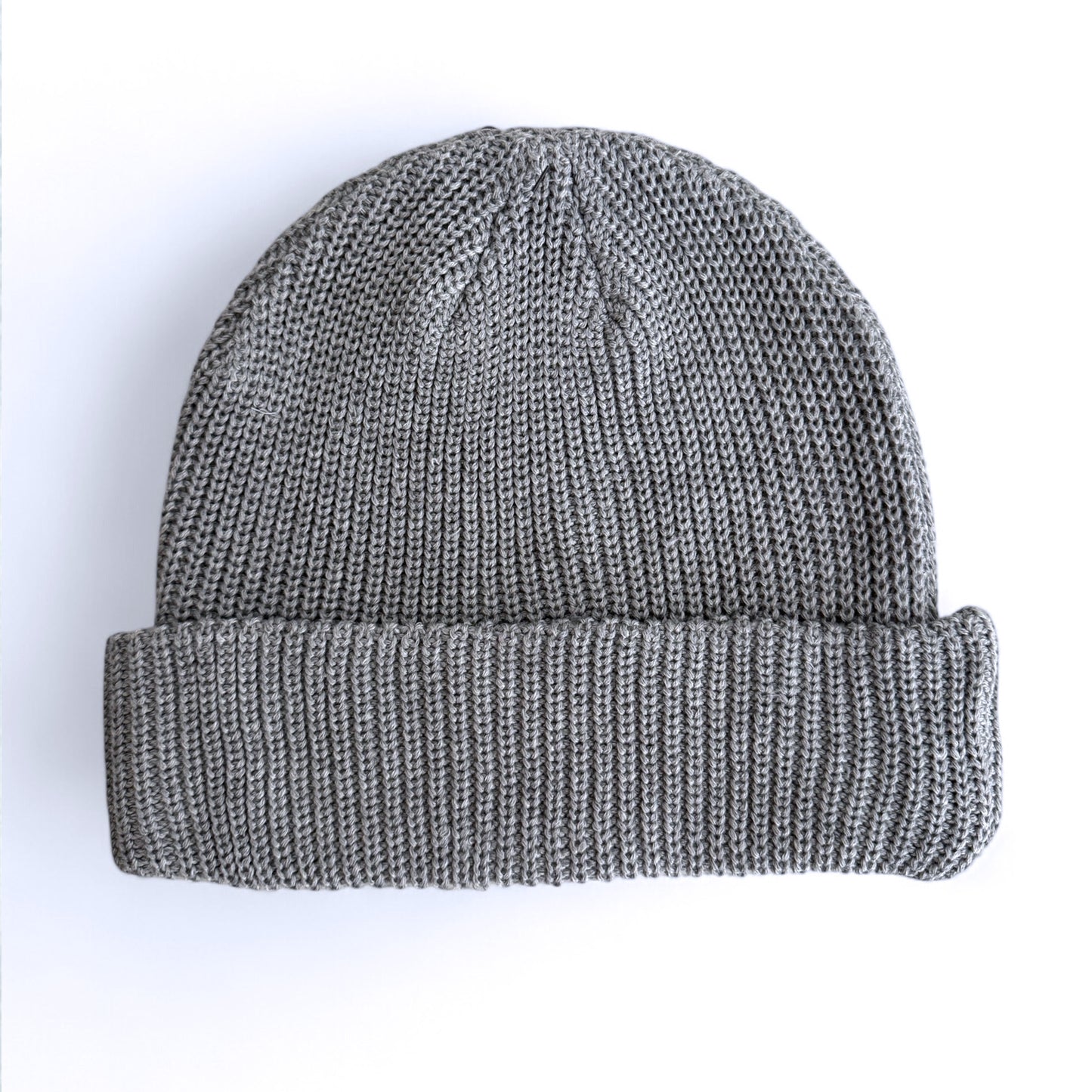 Winter Beanie Grau – zeitloses Design von Gym Generation mit weicher Passform und hochwertigem Aufnäher, perfekt für kalte Tage und sportliche Outfits.