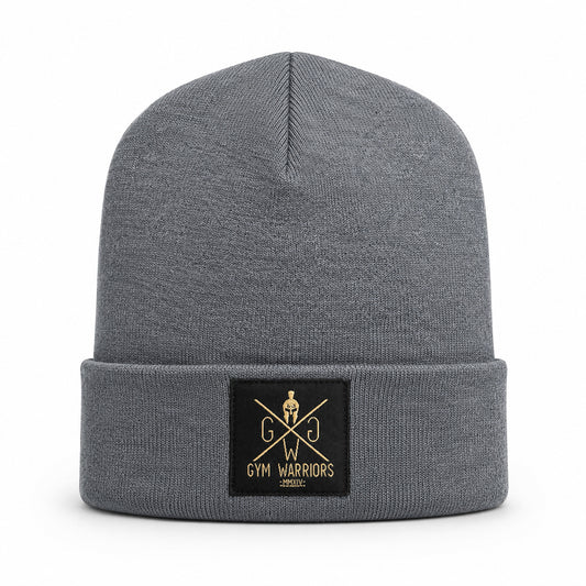 Gym Beanie in Grau – Gym Generation Strickmütze mit breitem Umschlag und schwarzem Patch mit goldenem Gym Warriors Logo