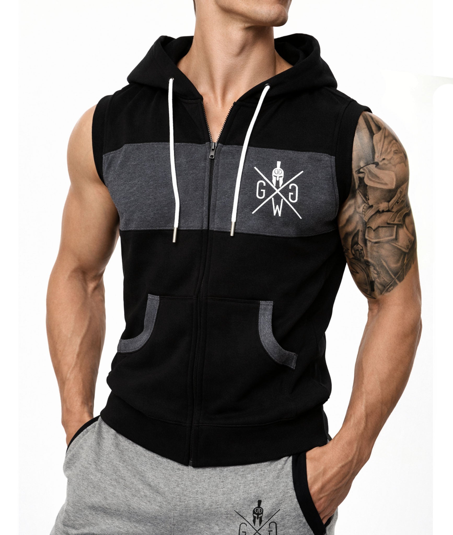 Ärmelloser Gym Warriors Zip Hoodie schwarz-grau Herren – seitliche Frontansicht, Muskel-Fit Sleeveless Hoodie mit Reißverschluss, GGW Spartaner Logo, Fitness & Krafttraining