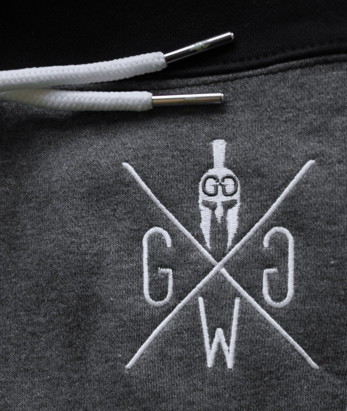 Detailaufnahme des Gym Generation Hoodies mit hochwertigem Kordelzug und grauem Stoff – perfekt für Training und Freizeit.