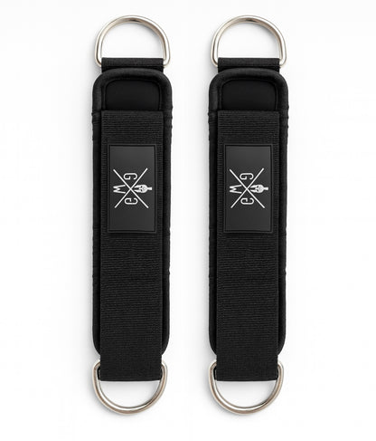 Gym Generation Ankle Straps geöffnet – gepolsterte Knöchelriemen mit robusten D-Ringen für Kabelzug; flache Detailansicht des Premium Fitness-Zubehörs für Po- und Beintraining.