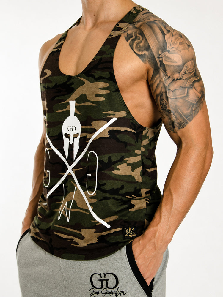 Woodland Camo Muskelshirt für Herren schräg von vorne, ärmelloser Racerback mit Gym Warriors Logo