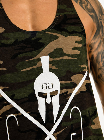 Detailaufnahme des weissen Gym Warriors Logos auf dem Camouflage Stringer von Gym Generation