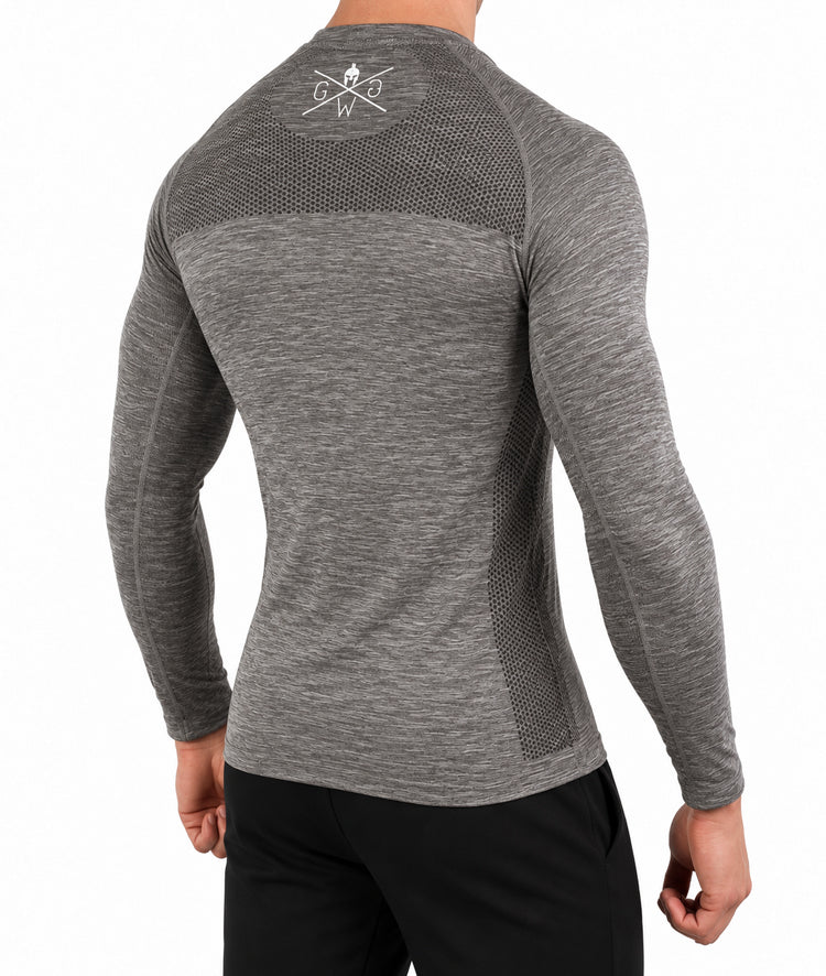 T-shirt manches longues seamless homme taupe vu de dos en biais, zones tricotées sur le haut du dos et les flancs, logo blanc sur la nuque