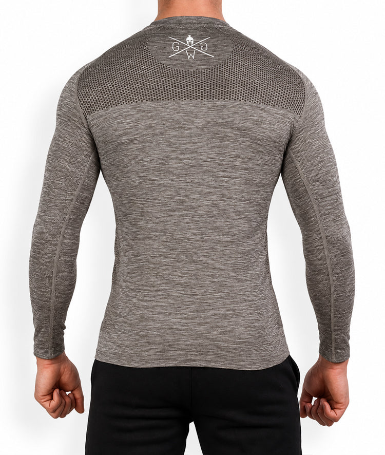 Vue de dos du t-shirt manches longues seamless homme taupe, zone tricotée sur le haut du dos et logo blanc sur la nuque