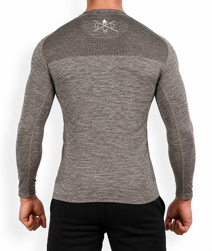 Vue de dos du t-shirt manches longues seamless homme taupe, zone tricotée sur le haut du dos et logo blanc sur la nuque