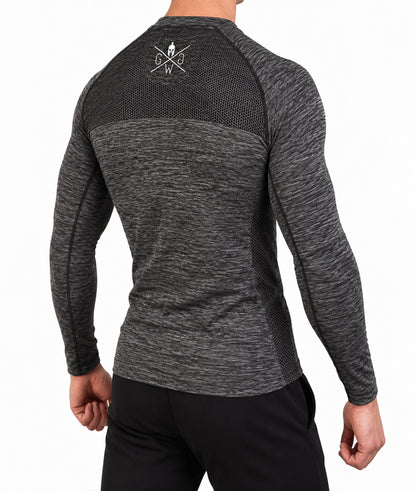 Gym Longsleeve Herren Dunkelgrau schräg von hinten, eng anliegend mit offenen Strickzonen an Rücken und Flanken, Gym Generation