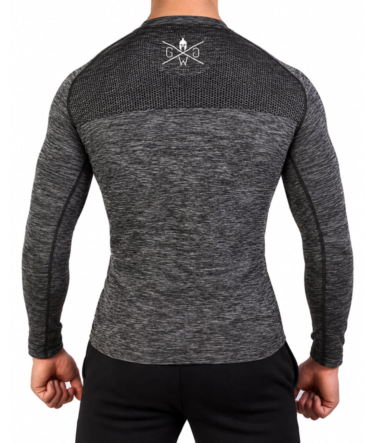 Rückansicht des dunkelgrauen Seamless Langarmshirts für Herren mit Lochstruktur am oberen Rücken und Logo in Weiss im Nacken