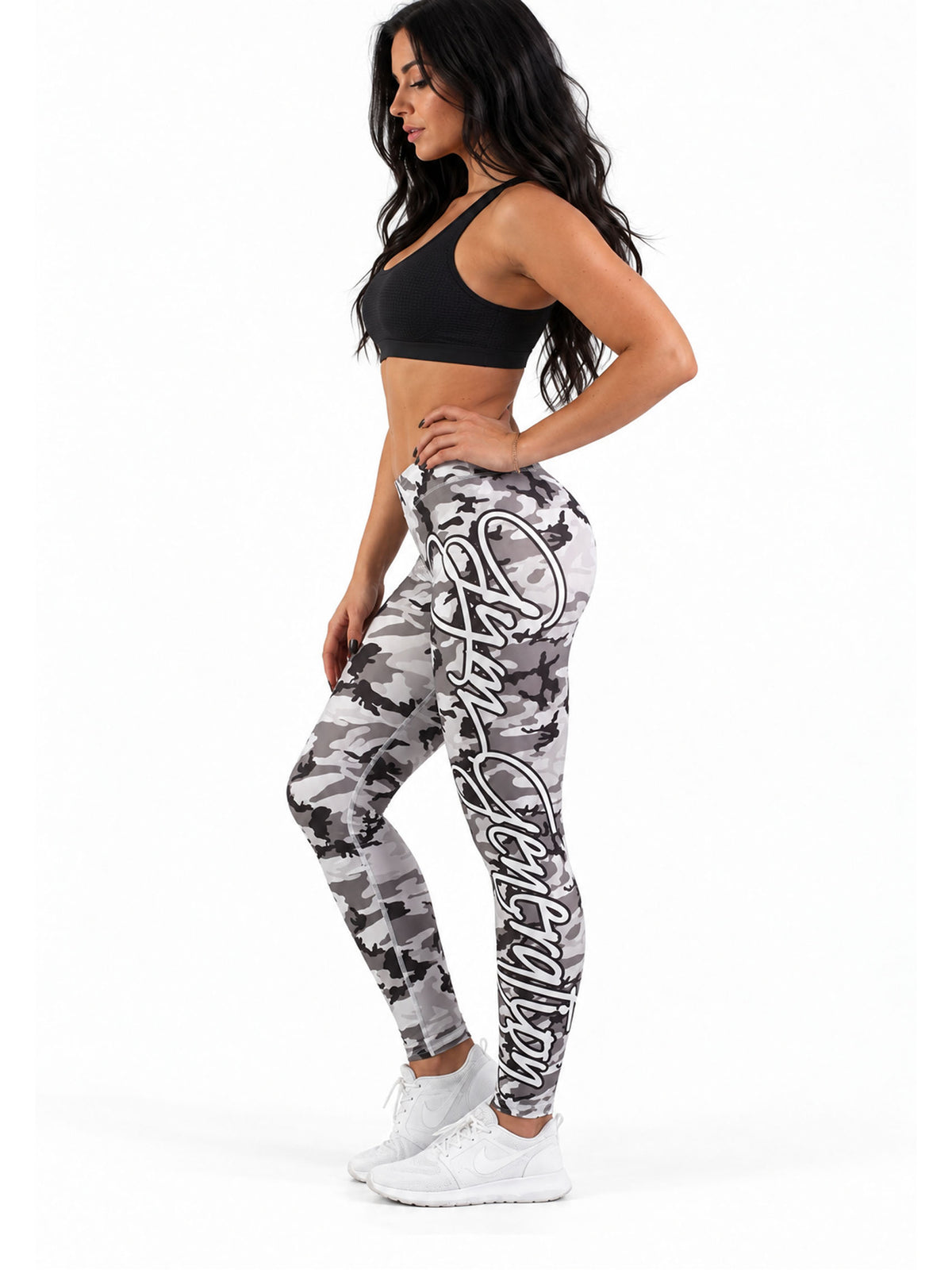 Camouflage Leggings Damen in der Dreiviertelansicht mit weisser Konturschrift am Bein, Gym Generation