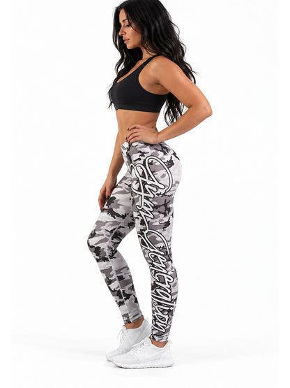 Camouflage Leggings Damen in der Dreiviertelansicht mit weisser Konturschrift am Bein, Gym Generation