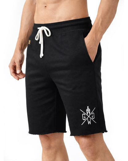 Fitness Shorts Herren schwarz von Gym Generation in schräger Ansicht – klassische Gym Shorts mit Taschen, Kordelzug und markantem Beinlogo