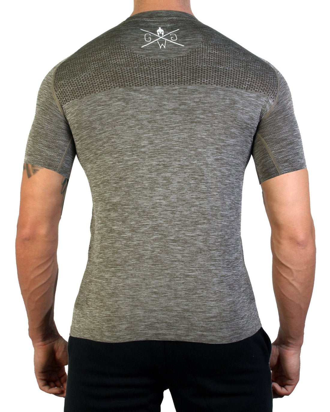 Stylisches Seamless Trainingsshirt Herren in der Farbe Olive, atmungsaktiv und bequem für jede Sportart.