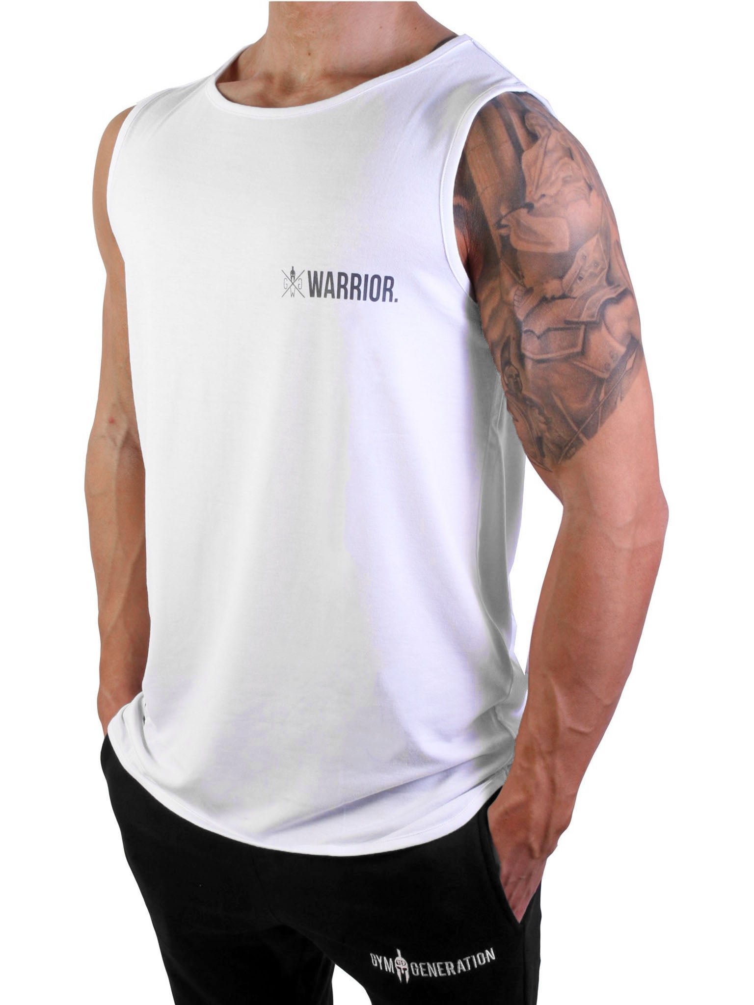 Fitness Tank Top 'Warrior' in Weiß getragen von Fitnessmodel , mit Warrior-Logo auf der Brust, und eine sportliche Hose.