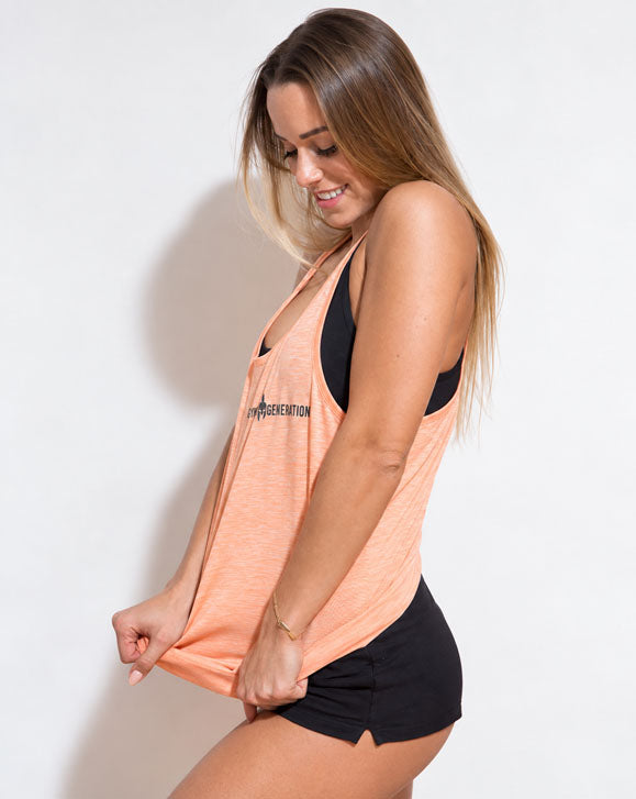 Seamless Sport Top Damen Apricot in der Seitenansicht mit tiefem Armausschnitt, getragen zu schwarzen Shorts, Gym Generation