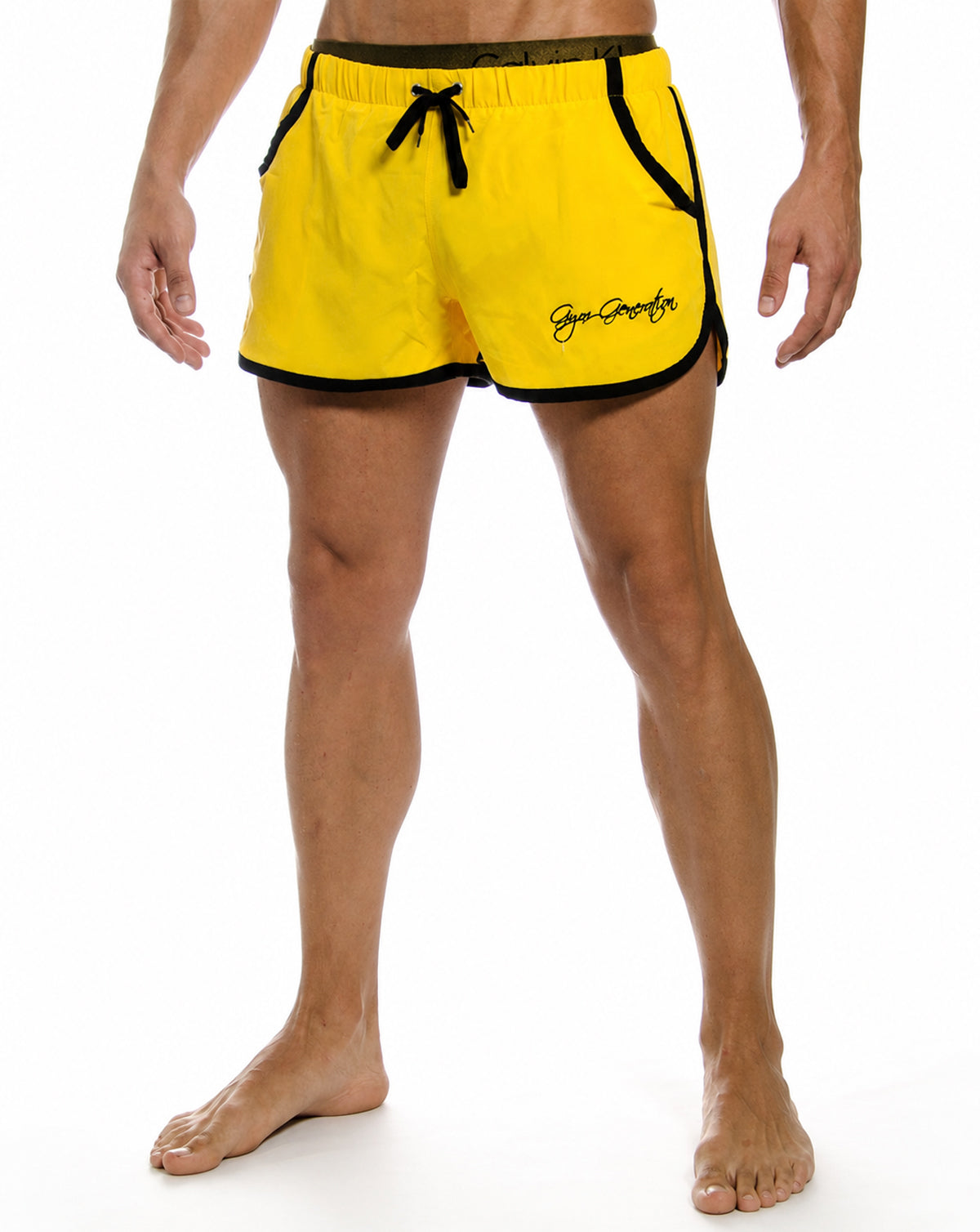 Gelbe Gym Generation Gym Shorts für Herren mit schwarzen Kontraststreifen, Kordelzug und Logo in Frontansicht.