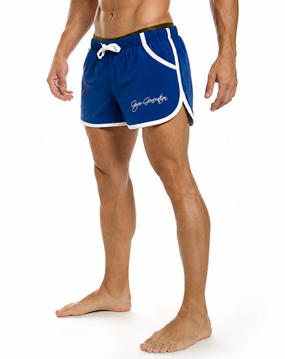 Blaue Zyzz Shorts für Herren von Gym Generation mit weissen Kontraststreifen, Kordelzug und Logo in seitlicher Frontansicht.