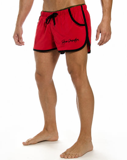 Rote Gym Generation Gym Shorts für Herren mit schwarzem Kordelzug und Logo in seitlicher Frontansicht.