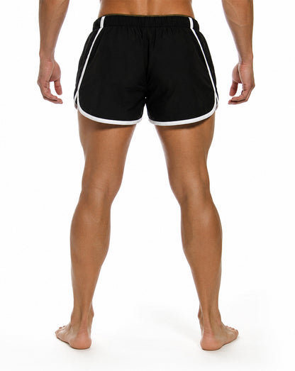 Schwarze Gym Generation Gym Shorts für Herren mit weissen Kontraststreifen in gerader Rückenansicht.