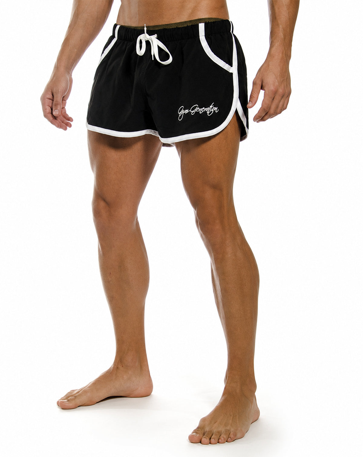 Schwarze Gym Generation Gym Shorts für Herren mit weissen Kontraststreifen und Kordelzug in seitlicher Frontansicht.