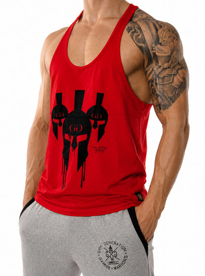 Glory Stringer in Rot von Gym Generation von der Seite, schwarzer Drei-Helme-Print mit Pride and Glory
