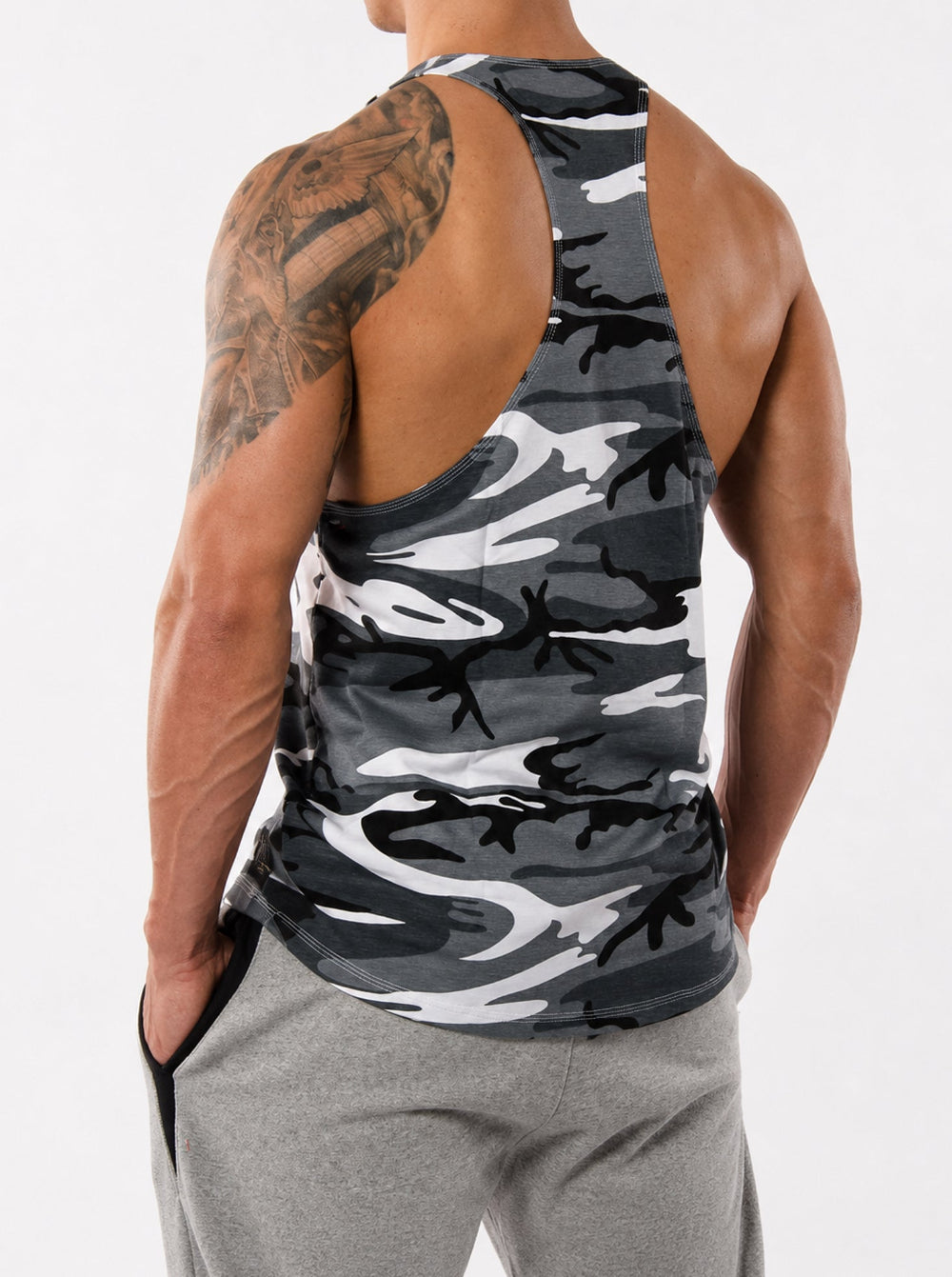 Gym Generation Stringer Urban Camo in Schwarz-Weiss-Grau von hinten – durchgehendes Camouflage-Muster, tiefer Racerback-Schnitt, ärmelloses Trainingsshirt für Herren