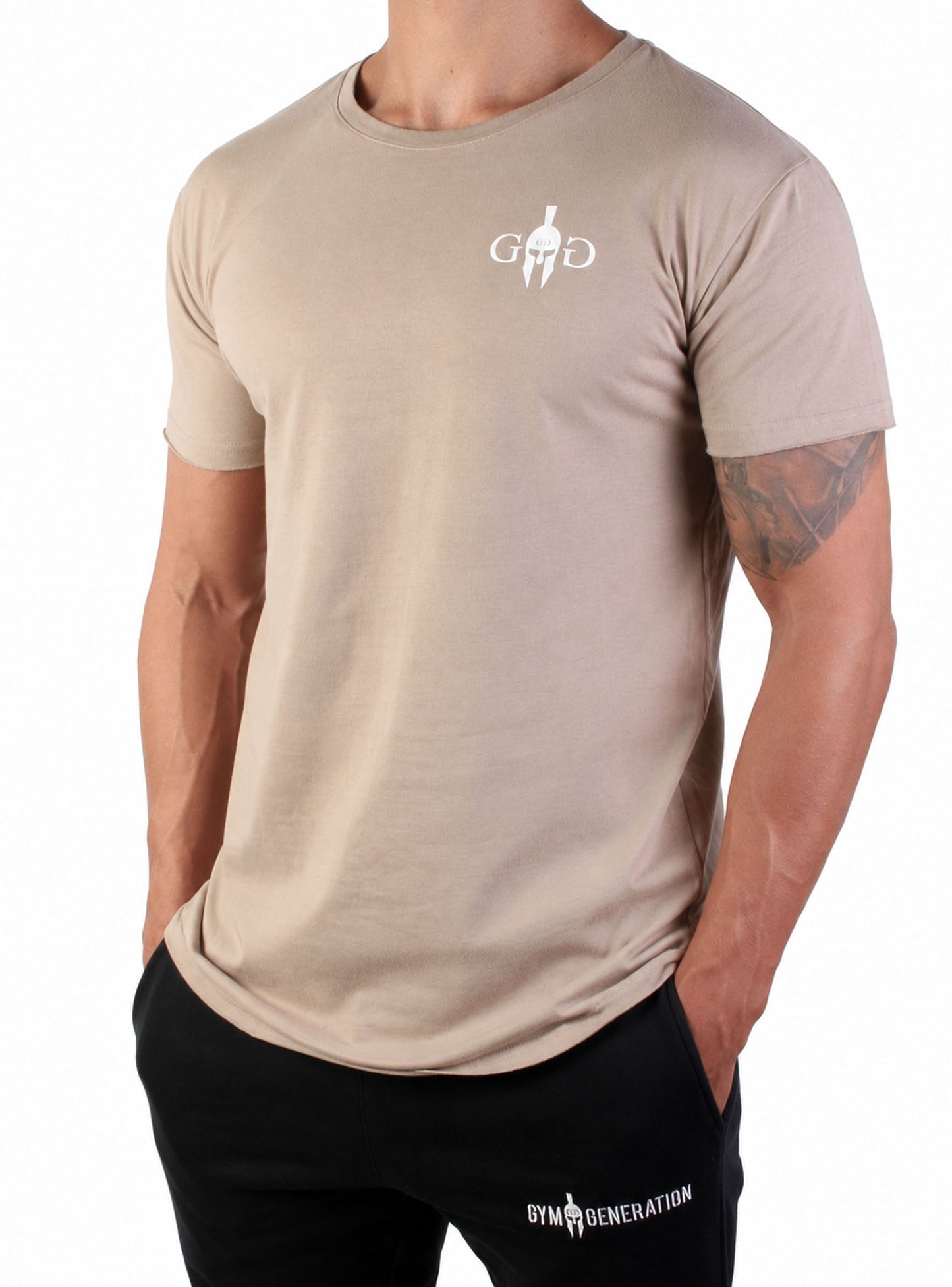 Beiges Gym T-Shirt für Herren von Gym Generation mit kleinem weissem Frontlogo, Athletic Fit und schwarzer Trainingshose