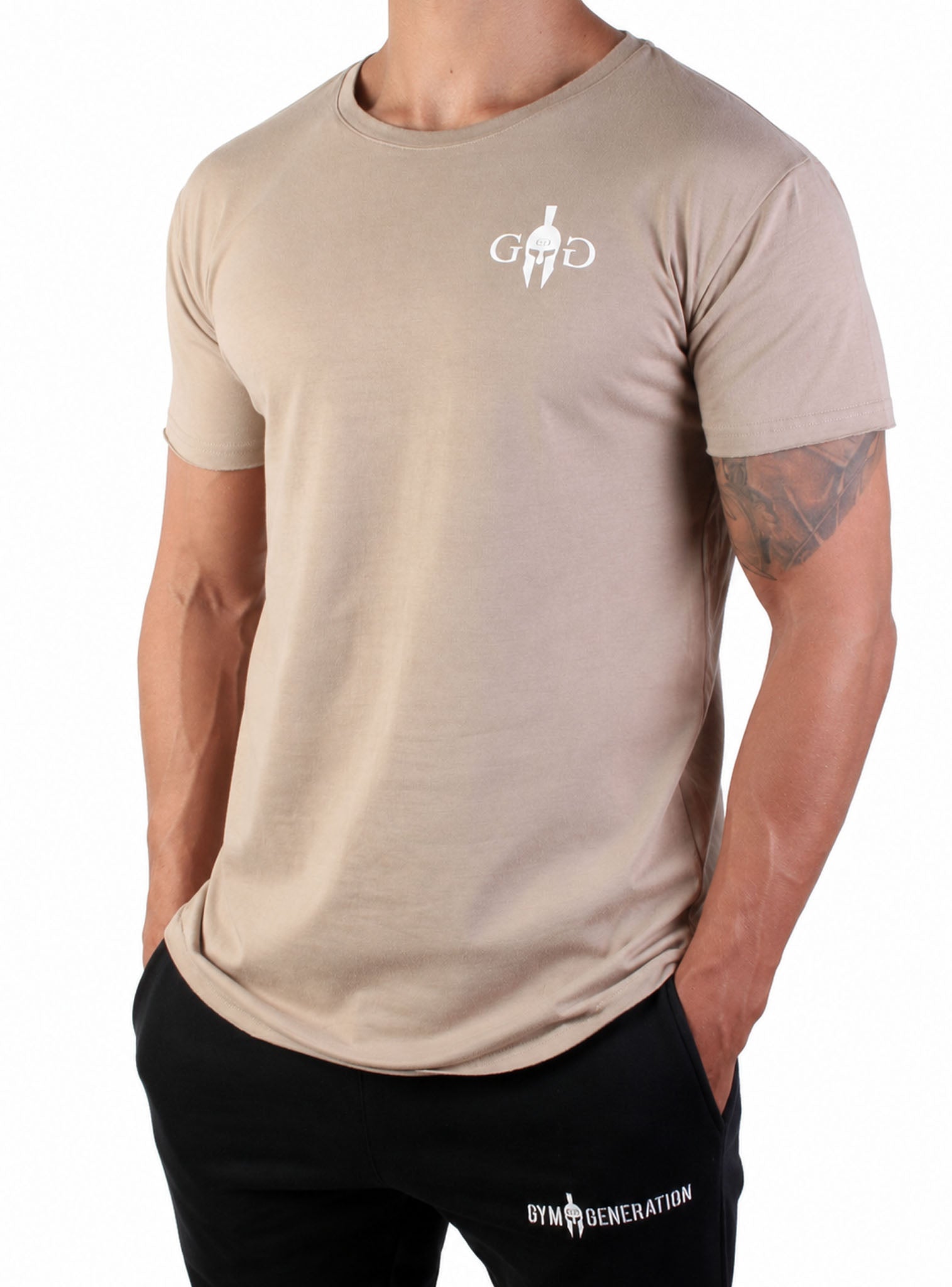 Beiges Gym T-Shirt für Herren von Gym Generation mit kleinem weissem Frontlogo, Athletic Fit und schwarzer Trainingshose