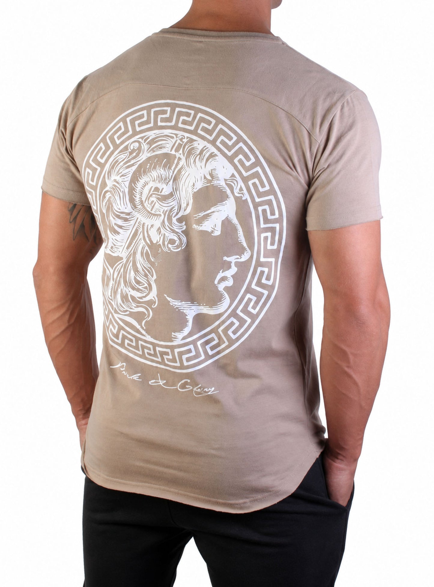 Beiges Gym T-Shirt für Herren von Gym Generation mit grossem weissem Alexander the Great Rückenprint auf weissem Studiohintergrund