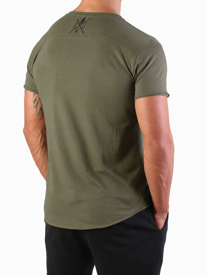 Olivgrünes Legacy Gym T-Shirt für Herren von Gym Generation mit kleinem schwarzem Nackenlogo in seitlicher Rückenansicht