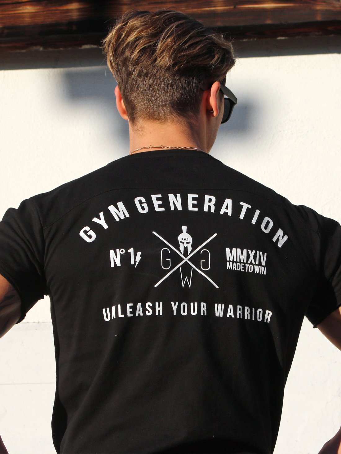 Gym Backprint auf schwarzem Gym T-Shirt von Gym Generation getragen von Luk Flex.