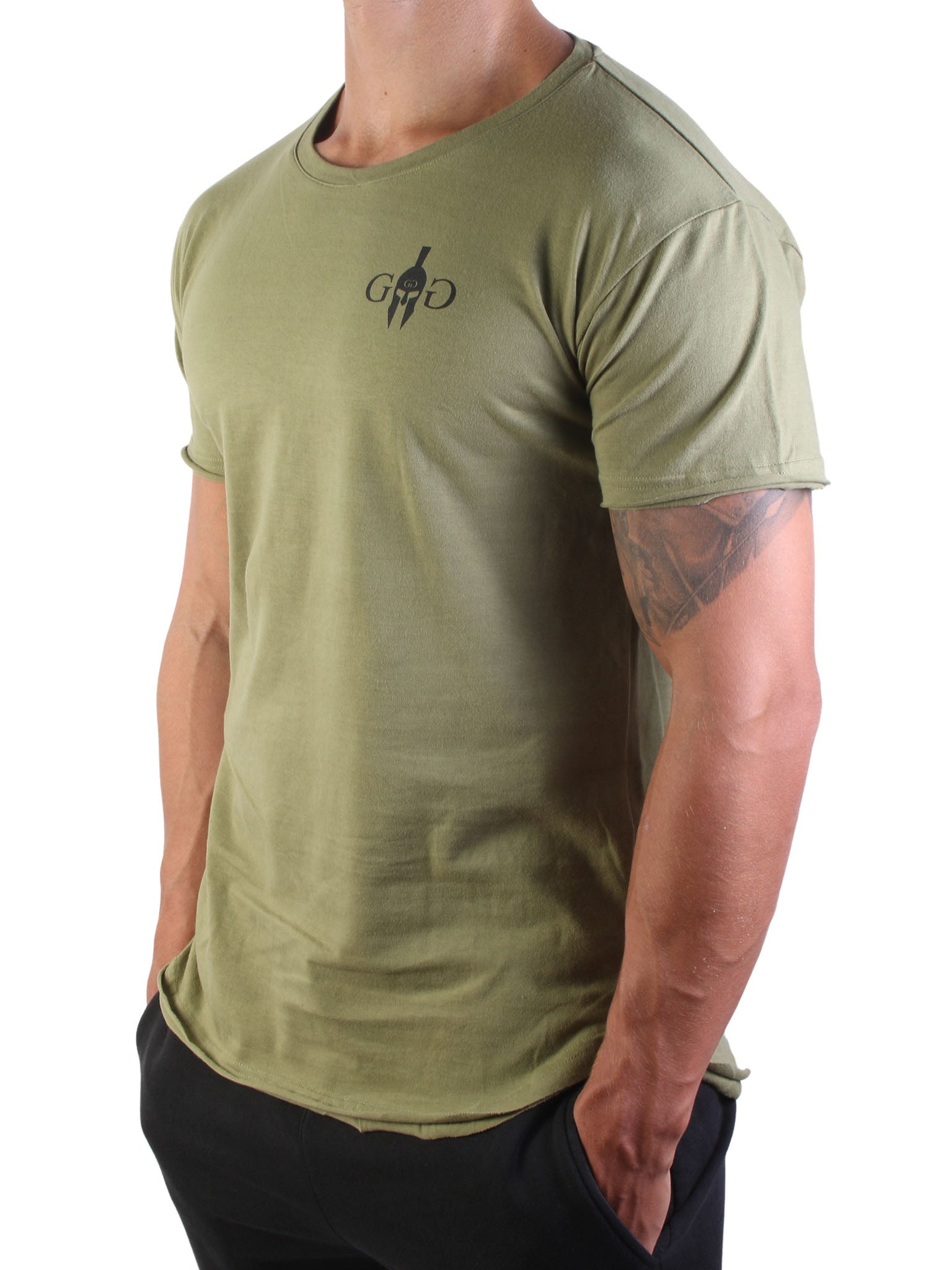 Gym Generation T-Shirt in Olive für Herren, mit dezentem Logo-Print auf der Brust – ideal für Fitnessstudio und Freizeit.