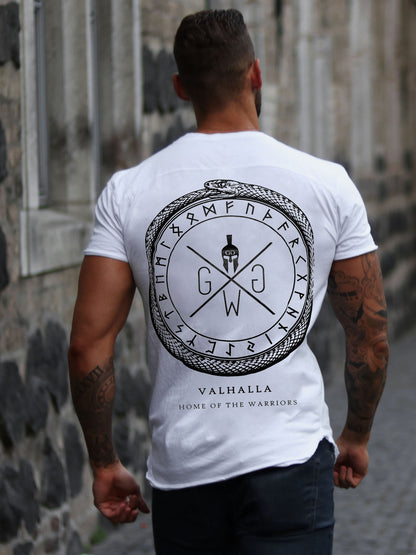 Rückansicht eines Mannes im weißen Valhalla T-Shirt mit auffälligem Wikinger-Design, inklusive Runenkreis und gekreuzten Spartaner-Symbolen. Der Schriftzug "Valhalla - Home of the Warriors" ergänzt das nordische Krieger-Thema perfekt für Fans von Wikinger-Ästhetik und Fitnessmode.