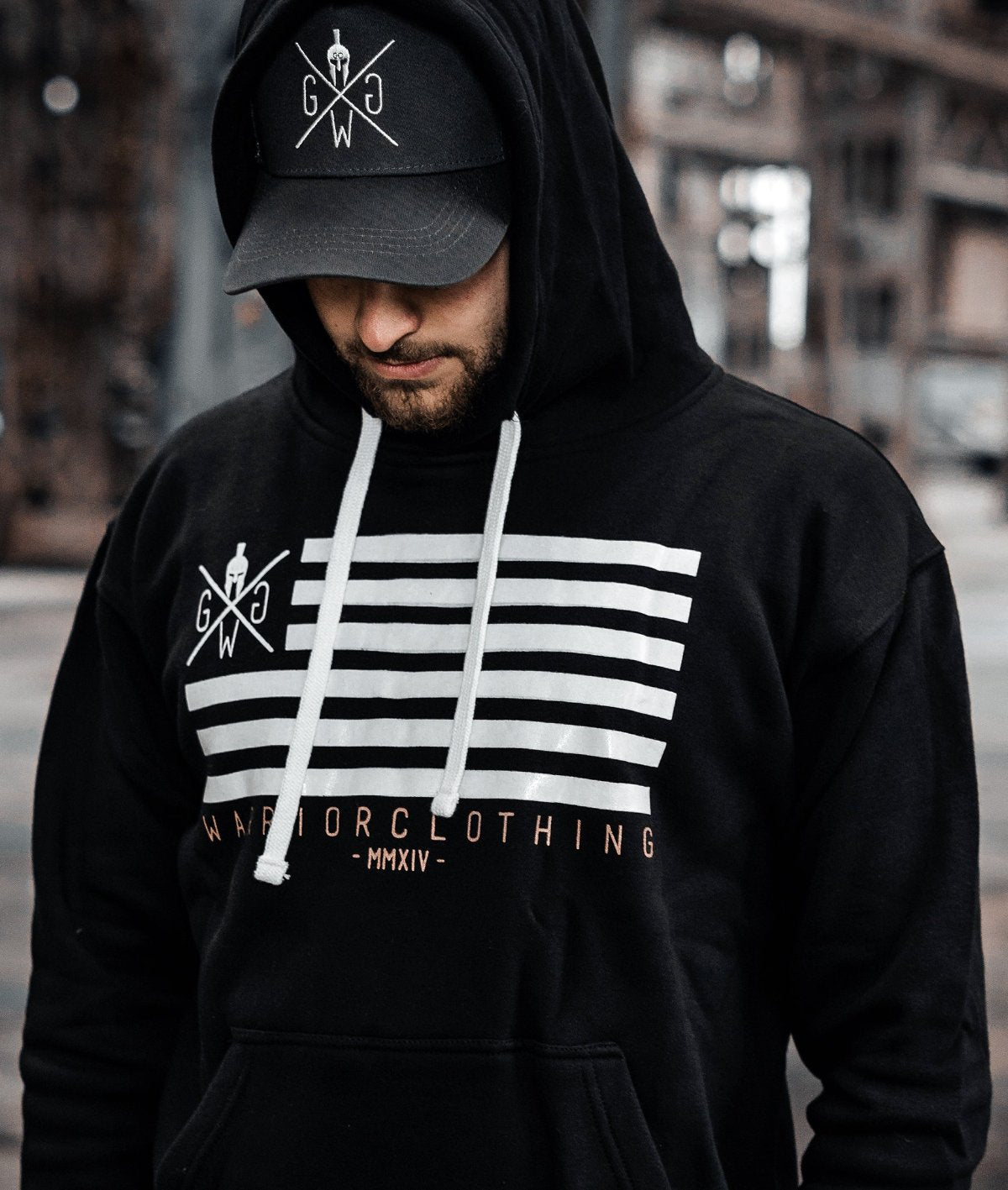 Gym Generation Hoodie in Schwarz mit Streifenmuster und goldenen Details, kombiniert mit Gym Generation Trucker Cap – ideal für Streetwear und Freizeit.