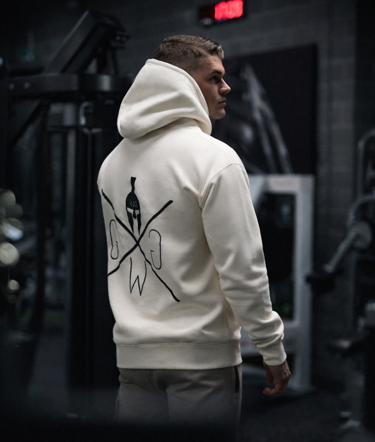 Rückenansicht eines Athleten im Gym mit Off-White Gym Generation Hoodie und großem Rückenlogo