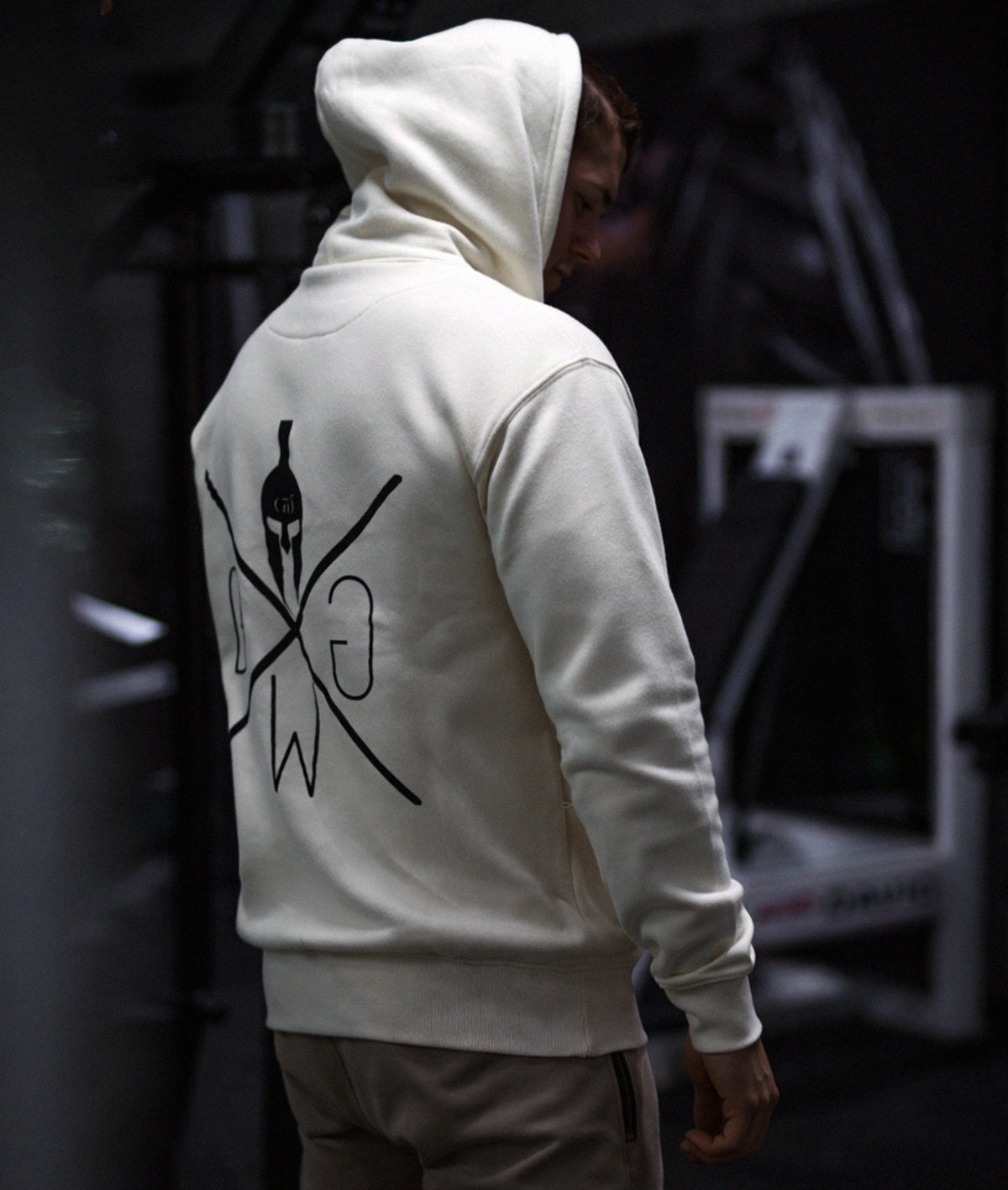 Athlet im Fitnessstudio mit Off-White Gym Generation Hoodie, Rückenansicht mit großem Logo im Back-Angle