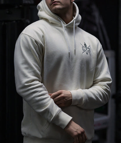 Detailaufnahme eines Athleten im Fitnessstudio mit Off-White Gym Generation Hoodie, Fokus auf Passform und Brustlogo