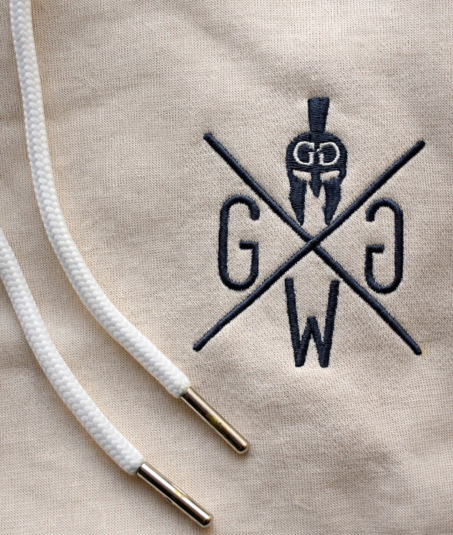 Detailansicht der gestickten Gym Generation Brustlogo-Stickerei auf Off-White Herren Hoodie