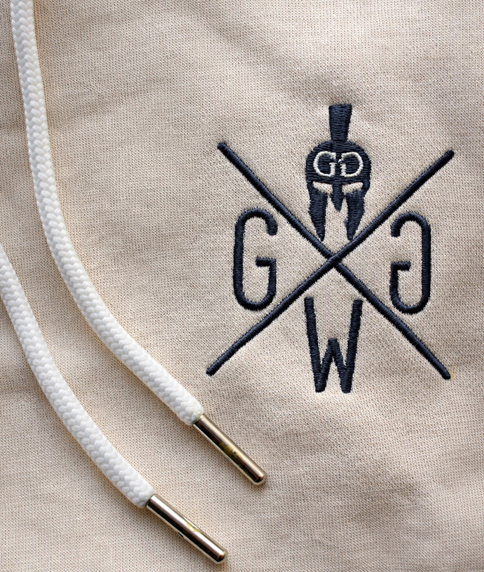 Detailansicht der gestickten Gym Generation Brustlogo-Stickerei auf Off-White Herren Hoodie