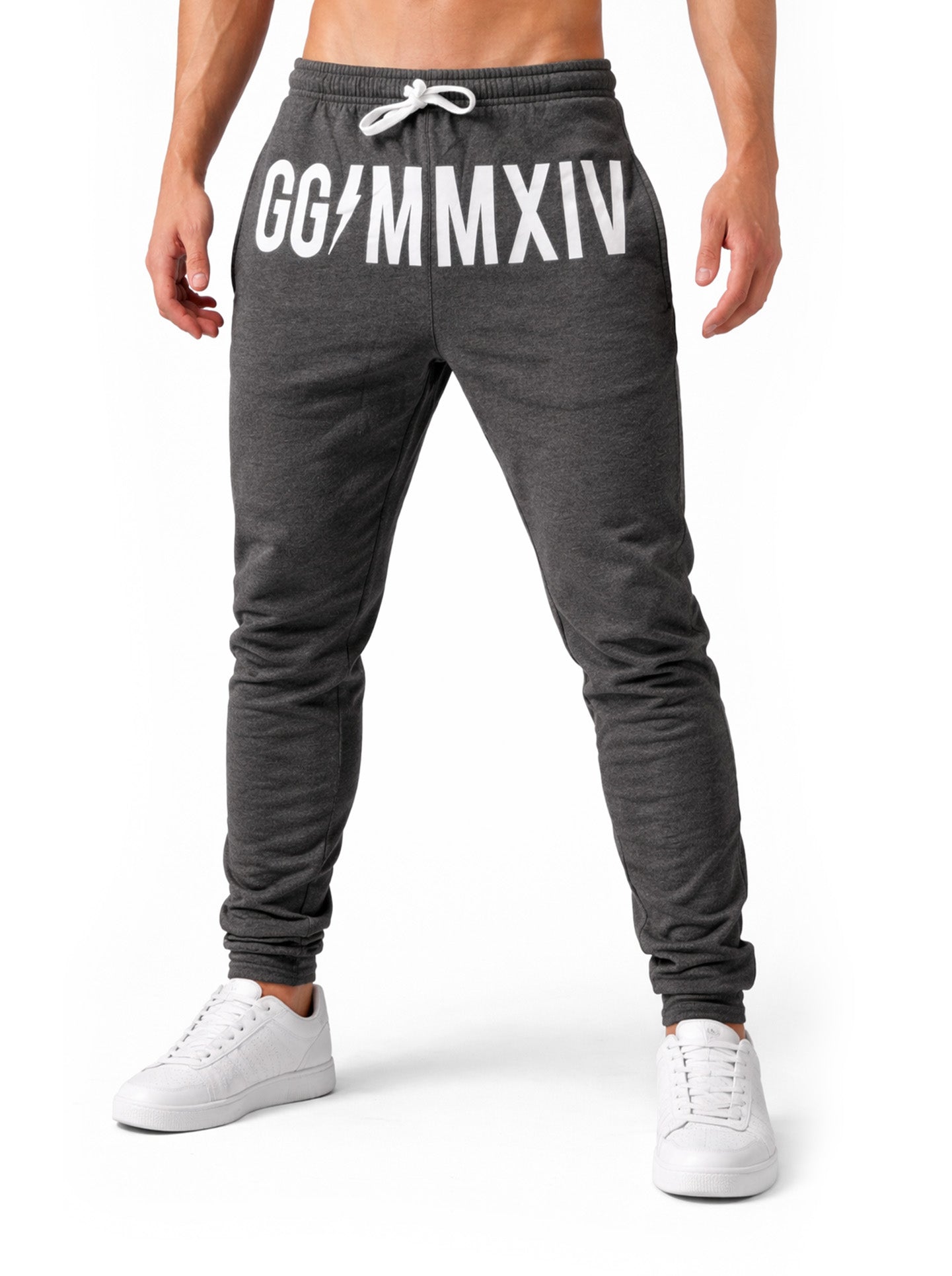 Gym Generation Herren Jogginghose in Dunkelgrau mit GG MMXIV Frontprint und Kordelzug, frontale Studioaufnahme der Trainingshose auf weißem Hintergrund
