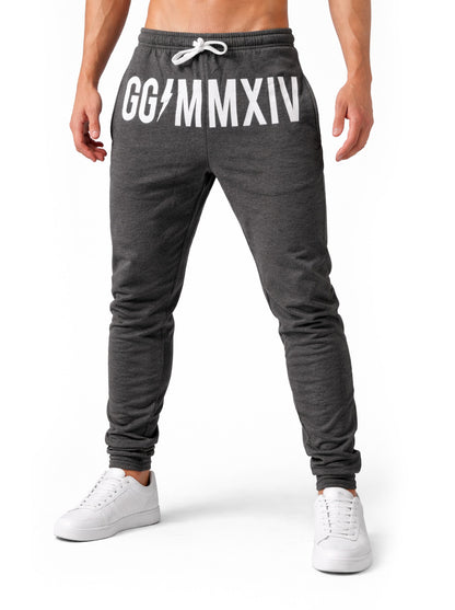 Gym Generation Herren Jogginghose in Dunkelgrau mit GG MMXIV Frontprint und Kordelzug, frontale Studioaufnahme der Trainingshose auf weißem Hintergrund