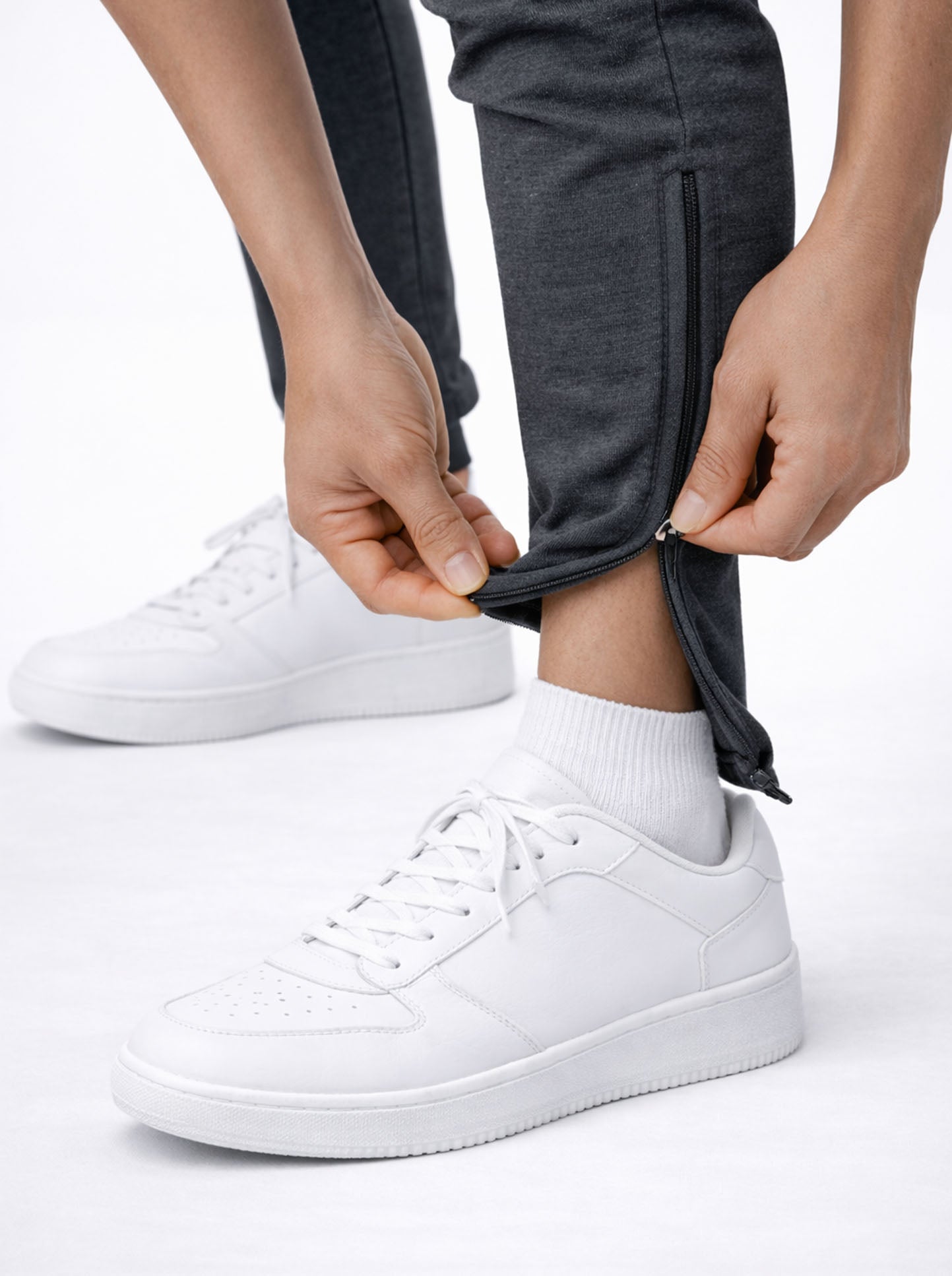 Detailansicht der Gym Generation Herren Jogginghose in Dunkelgrau mit Reißverschluss am Beinabschluss, funktionales Design für Training und Fitnessstudio