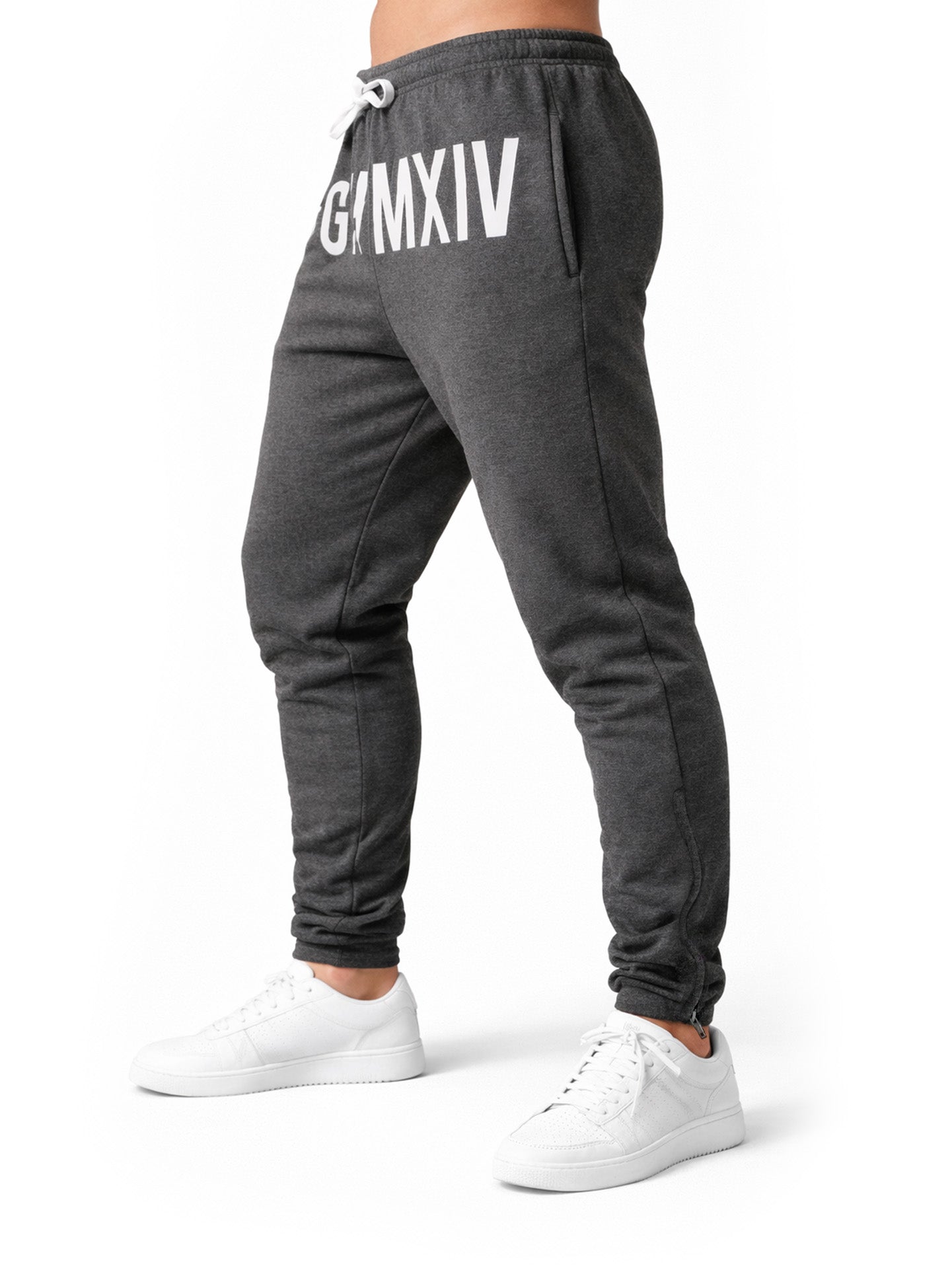 Seitliche Studioansicht der Gym Generation Herren Jogginghose in Dunkelgrau mit schmaler Passform und Kordelzug, Trainingshose für Fitness und Krafttraining