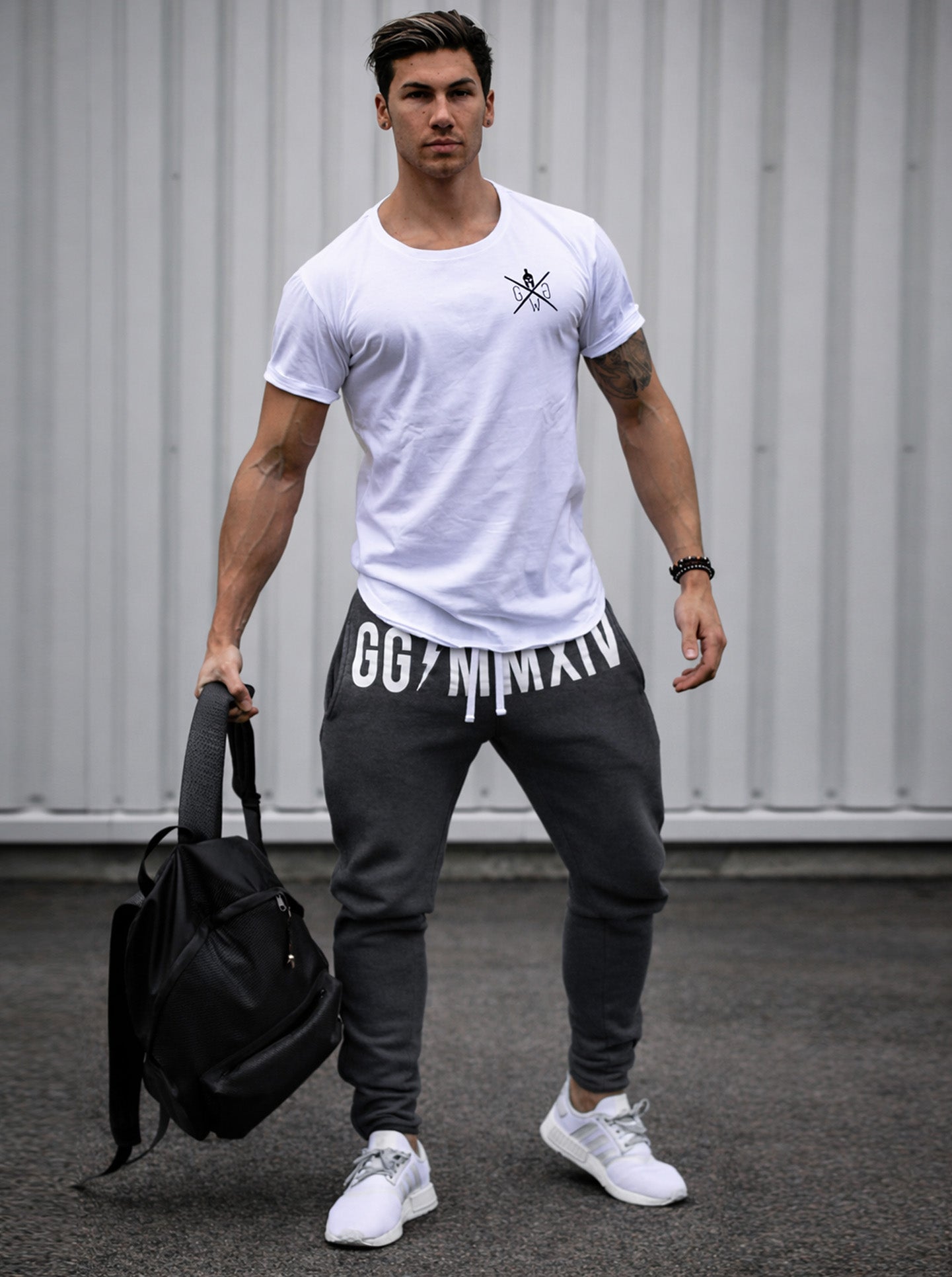 Athlet trägt Gym Generation Herren Jogginghose in Dunkelgrau im sportlichen Streetstyle, Fitnesshose für Alltag und aktiven Lifestyle