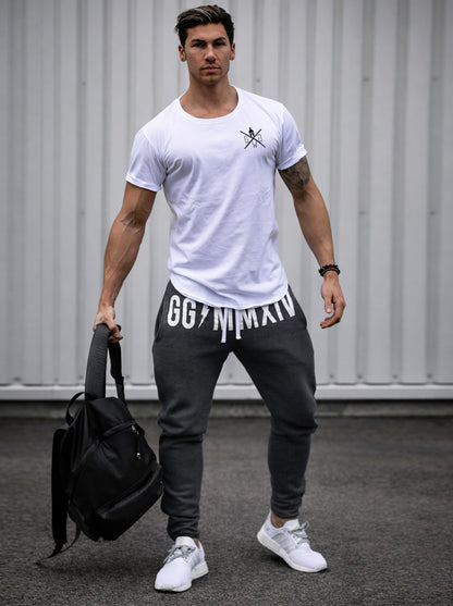 Athlet trägt Gym Generation Herren Jogginghose in Dunkelgrau im sportlichen Streetstyle, Fitnesshose für Alltag und aktiven Lifestyle