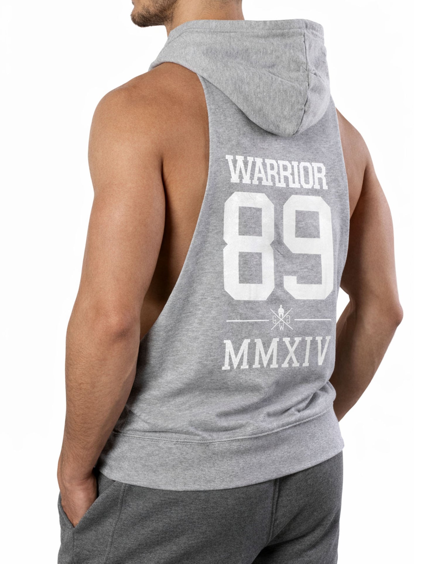 Graues Kapuzen Tank Top für Herren von Gym Generation in schräger Rückansicht – ärmelloser Fitness Hoodie mit großem Warrior 89 Backprint
