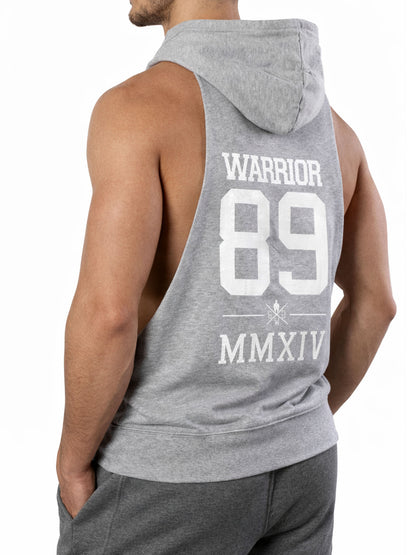 Graues Kapuzen Tank Top für Herren von Gym Generation in schräger Rückansicht – ärmelloser Fitness Hoodie mit großem Warrior 89 Backprint