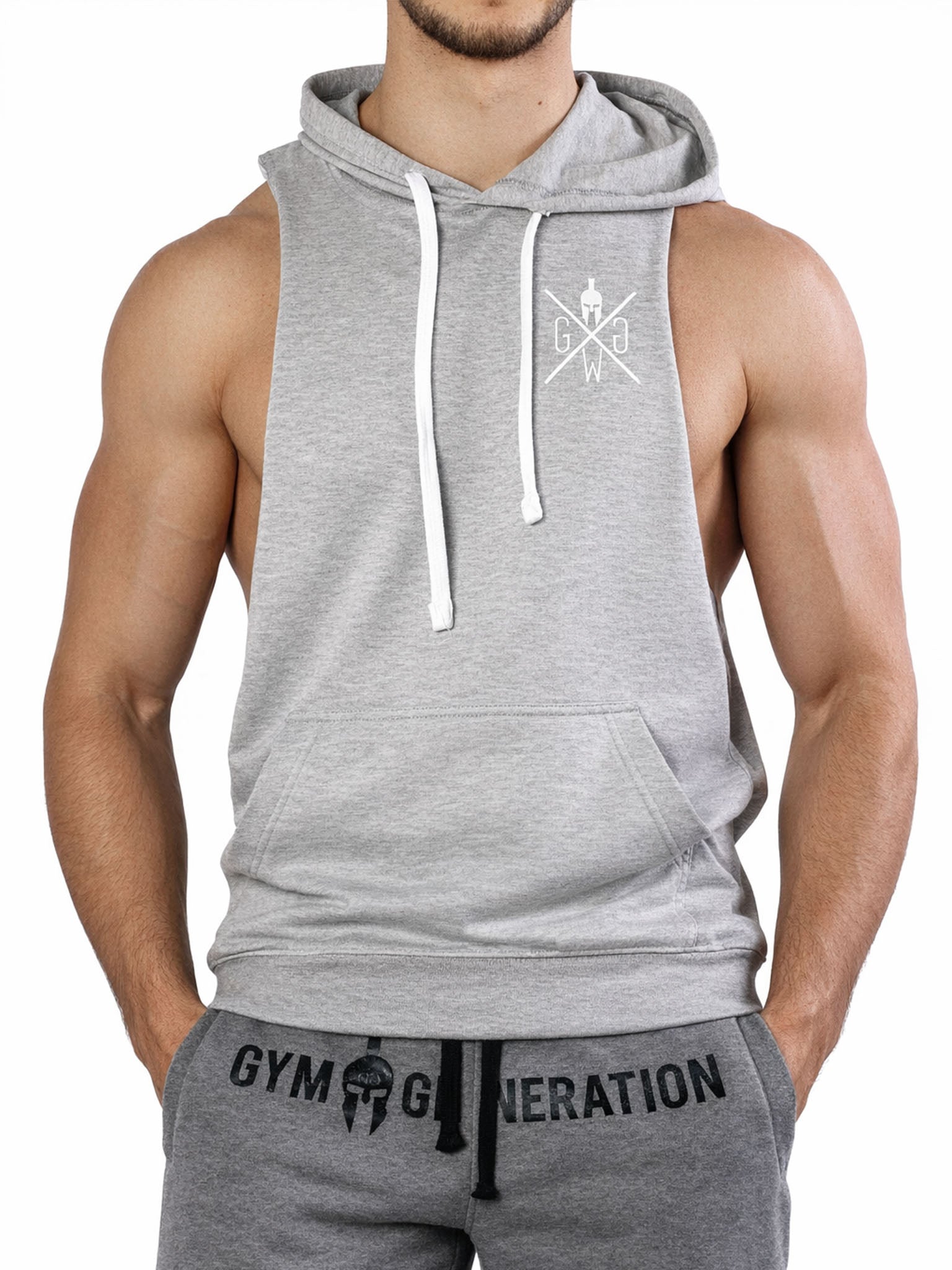 Graues Gym Tank Top mit Kapuze für Herren von Gym Generation – ärmelloser Fitness Hoodie mit weißem Brustlogo und Kängurutasche