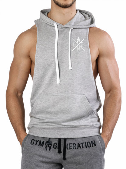 Graues Gym Tank Top mit Kapuze für Herren von Gym Generation – ärmelloser Fitness Hoodie mit weißem Brustlogo und Kängurutasche