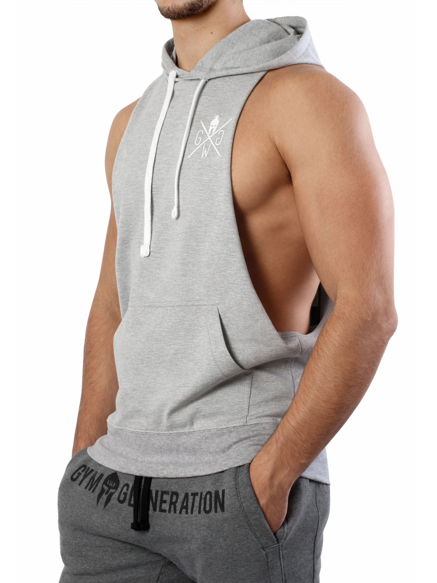 Graues Herren Fitness Tank mit Kapuze von Gym Generation in seitlicher Ansicht – ärmelloser Gym Hoodie mit tiefem Armausschnitt und sportlichem Schnitt